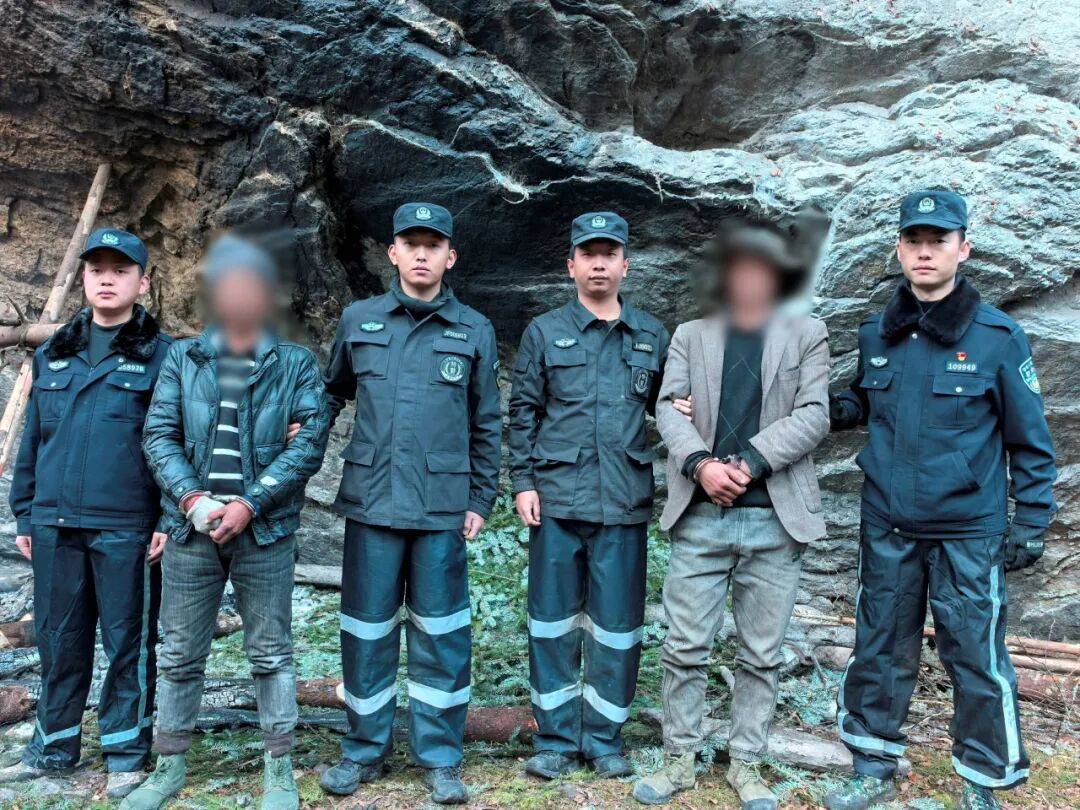 野生动物制品一批抓获犯罪嫌疑人2名!冰球突破雅安公安联合巡护收缴猎具、及(图2)