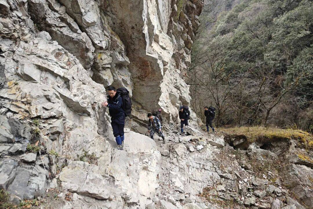 野生动物制品一批抓获犯罪嫌疑人2名!冰球突破雅安公安联合巡护收缴猎具、及(图3)