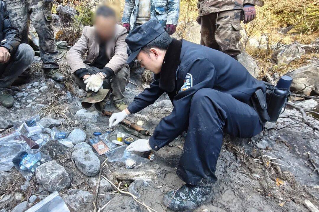 野生动物制品一批抓获犯罪嫌疑人2名!冰球突破雅安公安联合巡护收缴猎具、及(图4)
